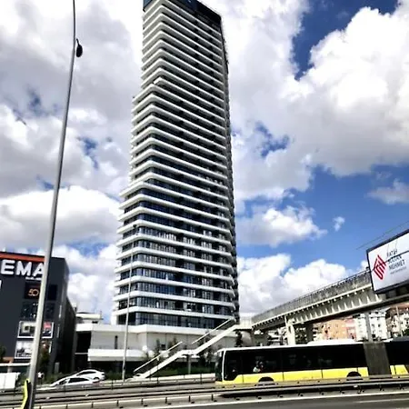 Luxury Flat, Amazing View. Gym & Parking Stambuł
